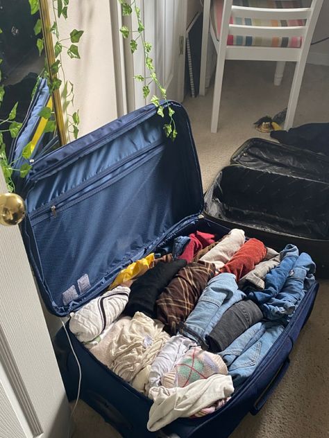 Packing Up Aesthetic, Packed Luggage Aesthetic, Summer School Trip Outfits, Big Suitcase Aesthetic, Packing For College Aesthetic, Moving Schools Aesthetic, Packing Asethic, Packing Aesthetic Moving, Luggage Packing Aesthetic