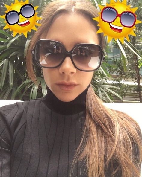 Victoria Beckham Shares Tips for Wearing Shades on National Sunglasses Day Sunny Selfie, Viktoria Beckham, Victoria Beckham Hair, The Beckham Family, Victoria Beckham Sunglasses, Love And Kisses, Bend It Like Beckham, Beckham Style, Queen V