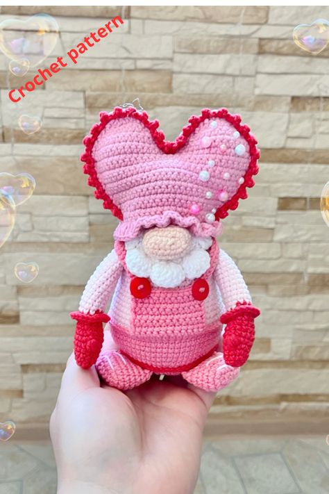 Free Crochet Toy Patterns, Amigurumi Easter, Crochet Valentine Patterns, Crochet Valentine, Crochet Gnome, Diy Crochet Toys, Crochet Friends, Gnome Pattern, Valentine Gnome