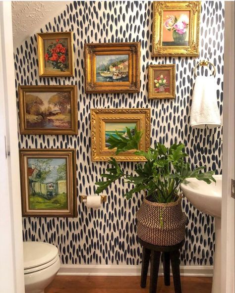 Budget Powder Room, Stile Boho Chic, Powder Room Small, Bold Wallpaper, Bathroom Renos, Guest Bath, Room Remodeling, Room Paint, Beautiful Bathrooms