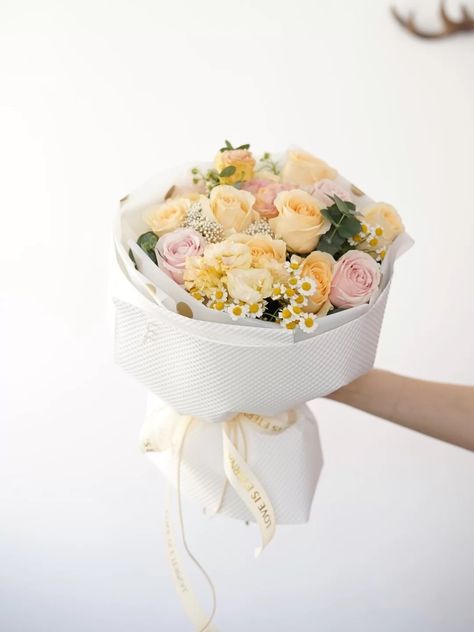 Round Bouquet Wrapping, Flower Bouquet Packaging Ideas, Round Flower Bouquet, Big Bouquet Of Flowers Birthday, Flower Bouquet Paper Wrap, How To Wrap Korean Style Bouquet, Bouquet Bar, Floral Packaging, Flower Boquet