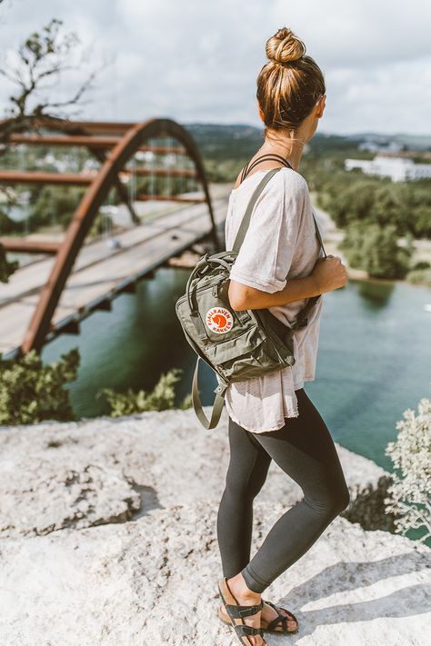 Fjallraven Kanken Mini Backpack. Birkenstocks. Hiking | LivvyLand - Weekend Hike: 360 Overlook Fjallraven Kanken Mini Outfit, Fjallraven Backpack Outfit, Fjallraven Mini Backpack, Kanken Outfit Style, Fjallraven Outfit, Kanken Mini Outfit, Kanken Mini Aesthetic, Fjallraven Kanken Backpack Outfit, Kanken Sling Bag Outfit