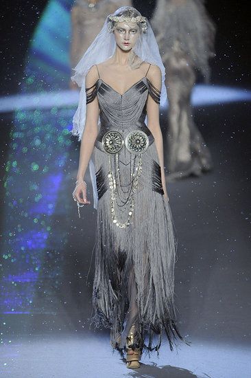 John Galliano fw09 John Galliano 2009, John Galliano 90s, High Fashion Dresses, John Galliano, Fantasy Fashion, Mode Inspiration, Look Cool, 90s Fashion, Runway Fashion