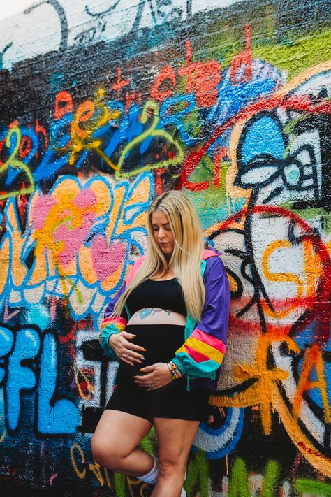 Graffiti Maternity Shoot, Theme Maternity Photoshoot, Edgy Maternity Shoot, Maternity Picture Ideas, Graffiti Alley, Photoshoot Maternity, Maternity Picture, Pregnancy Photo, 90s Theme