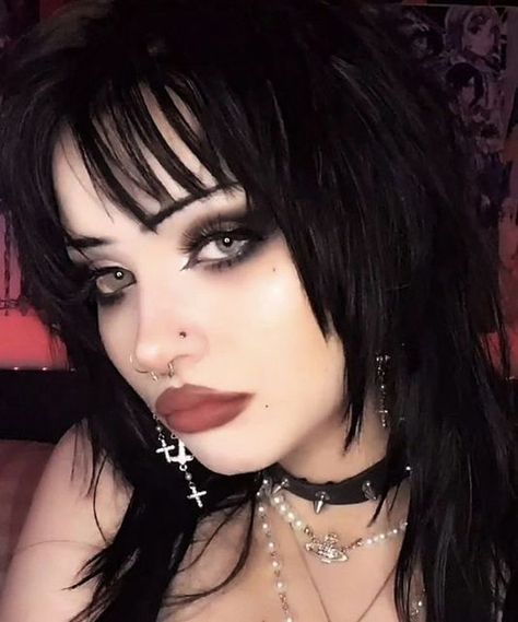 𝕯𝖆𝖓𝖎 🦇 on Instagram: "Last post blew up thank you :) . Cr: @iheartpidge . . . #gothic #goth #gothfashion #gothmodel #gothmusic #gothgirl #gothaesthetic #gothpunk #gothstyle #gothcommunity #gothmakeup #punk #punkgirl #punkrock #emo #scene #emomusic #altgirl #altboy #punkmusic #y2k #outfit #90s #2000s #y2kaesthetic #y2kfashion #punkrock #egirl" Alt Makeup, Swag Makeup, Alternative Makeup, Emo Makeup, Dope Makeup, Outfit 90s, Edgy Makeup, Cute Makeup Looks, Gothic Makeup