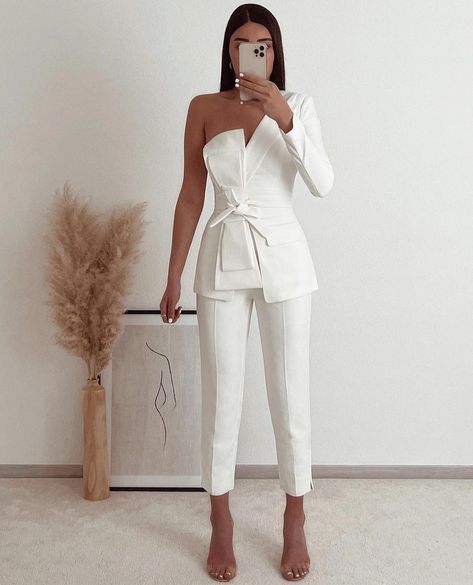 White Shoes Outfit Women Classy, Graduation Style Outfits, Outfits For Graduation Party, Elegant Going Out Outfits, Classy White Outfits, White Elegant Outfit, Lavish Outfits, Jumpsuit Designs, Graduation Outfits For Women