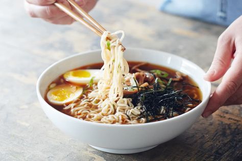 Post Image Beef Ramen Noodle Recipes, Ramen At Home, Ramen Broth, Garlic Beef, How To Make Ramen, Homemade Ramen, Ramen Noodle Recipes, Ramen Recipes, Japanese Dishes