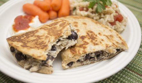 These Black Bean Chicken Quesadillas are a quick and easy E (energizing) meal on the Trim Healthy Mama plan. Trim Healthy Mama Recipe, Thm Dinner, Trim Healthy Recipes, Black Bean Chicken, Trim Healthy Mama Plan, Trim Healthy Momma, Trim Healthy Mama Recipes, Chicken Quesadillas, Thm Recipes