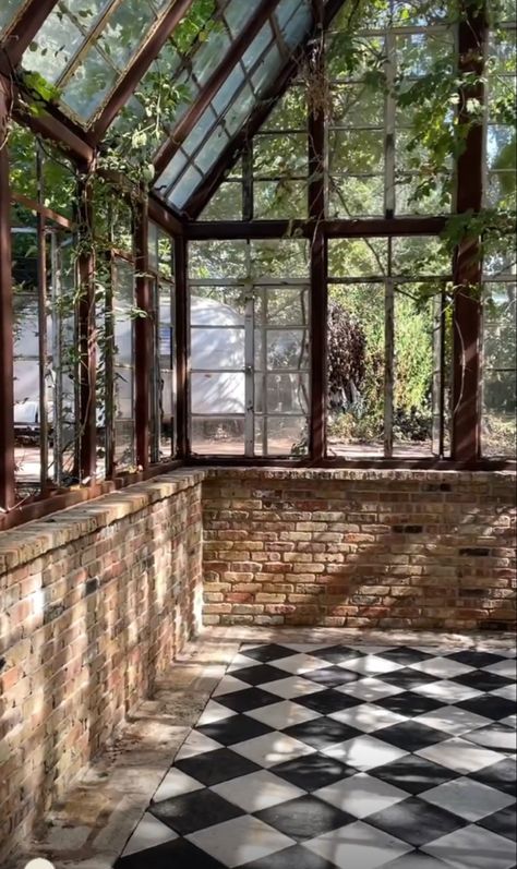 Backyard Greenhouse, Garden Greenhouse, Greenhouse Gardening, Rustic Garden Decor, Rustic Gardens, Vintage Garden, A Perfect Day, Glass House, Garden Room