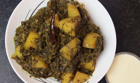 Spinach And Potatoes, Spinach And Potato Recipes, Aloo Palak, Pakistani Cuisine, Cooking Recipes In Urdu, Vegetarian Dish, Pakistani Style, Veg Dishes, Indian Cooking Recipes