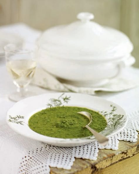 Fresh Pea Soup from 1789: Would you believe that this recipe was a family favorite for the Jane Austin family.  "Pea soup was an Austen family favorite: Jane wrote that she was not ashamed to invite an unexpected guest to “our elegant entertainment” of “pease-soup, a spare rib and a pudding” (letter to Cassandra, December 1, 1798.) This was a perfect way of using up the older peas from the garden to produce a fresh, vividly colored soup." Regency Recipes, Fresh Pea Soup, Pigeon Pie, Jane Austen Party, Literary Food, Regency Food, Recipes From Books, Historical Food, Brain Pickings