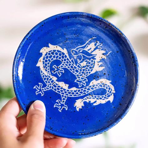 Did you know you can use screen printing for ceramics? I've been refining this technique on and off over the past year and feel like I'm… | Instagram Painting Dragon, Dragon Plate, Print Techniques, Spray Booth, Clay Ceramics, Pottery Painting, Ceramic Painting, The Thing, The Dragon