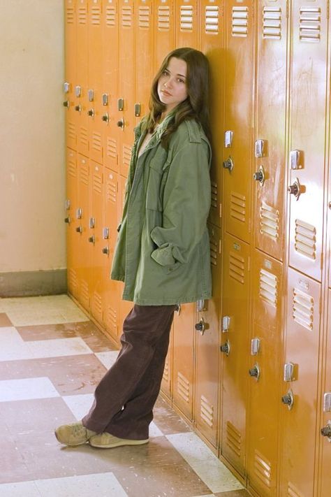 Lindsey Weir- Freaks and Geeks. 90's style. Big military jacket over striped shirt and boot cut pants. Lindsay Weir, Linda Cardellini, Freaks And Geeks, Nylon Magazine, Paris Couture, Fashion Week 2018, Empower Yourself, Stars Then And Now, Geek Girls