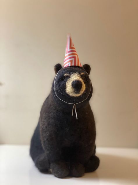 Needle Felted Black Bear, Needle Felt Taxidermy, Bear Needle Felt, Needle Felt Creatures, Needle Felted Toys, Wool Felted Animals, Needle Felt Sculpture, Needle Felt Bear, Needle Felted Characters