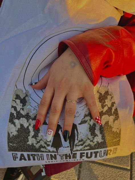 Red And Black Louis Tomlinson Nails, Faith In The Future Nails Louis Tomlinson, Faith In The Future Nails, Louis Tomlinson Inspired Nails, Fitf Tour Outfits, Louis Tomlinson Nails, Grey Acrylic Nails, Concert Nails, Louis Core