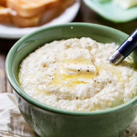 Creamiest Grits Ever Grits Breakfast, Creamy Grits, Southern Breakfast, Grits Recipe, Southern Recipes Soul Food, Comfort Food Southern, Think Food, Southern Cooking, Vegetarian Breakfast