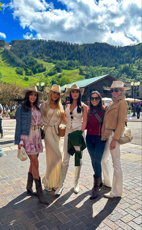 Aspen Western Chic, Western Mountain Outfit, Aspen Western Outfit, Denver Style Outfits Summer, Vail Outfits Summer, Aspen Style Summer, Aspen Summer Fashion, Summer Aspen Outfits, Aspen Fashion Summer