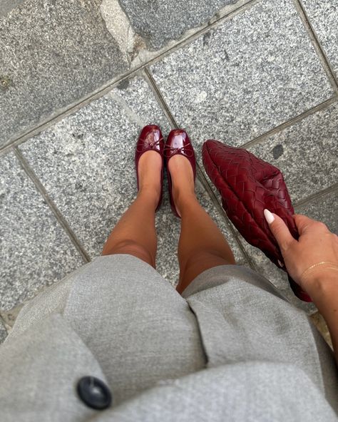 Europe Fall Outfits, Red Ballet Flats, Flats Outfit, Outfit Red, Red Flats, Stockholm Fashion, Mode Inspo, Red Outfit, Red Aesthetic