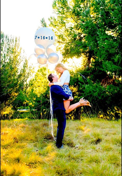 I loved the idea of writing the wedding date on the ballon. I love the final product. It looks fun, whimsical, and romantic. Balloon Engagement Pictures, Fancy Wedding Invitations, Its A Girl Balloons, Wedding Design Decoration, Outdoor Engagement Photos, Fancy Wedding, Big Balloons, Anniversary Photoshoot, The Wedding Date