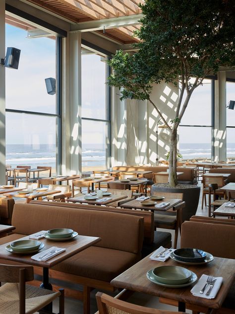 Natural materials feature throughout beach restaurant De Republiek Beachside Restaurant Design, Seaside Restaurant Design, Restaurant Partition, Beachside Restaurant, Lighthouse Restaurant, Beachfront Restaurant, Summer Restaurant, Open Air Restaurant, Open Restaurant