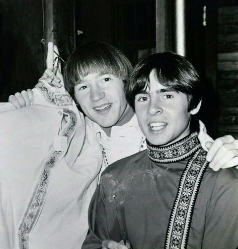 Peter Tork and Davy Jones at the grand opening of Davy's Zilch boutique in NYC, October 20, 1967. Davy Jones Monkees, Nyc October, Thomas Jones, Peter Tork, 60s Music, Davy Jones, The Monkees, October 20, 60s Fashion