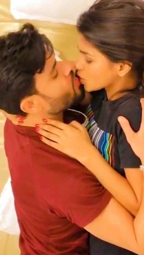 Wadon se nahi yadon se nahi #kissingvideos #oldmusic #oldsongs #old #romanticcouples #romantic #viralreels #viralvideos #viral Romantic Couple Kissing, Beautiful Night Images, Best Kisses, Romantic Videos Couples, Video X, Cute Couples Hugging, Couple Relationship, Kissing Couples, Cute Couples Kissing