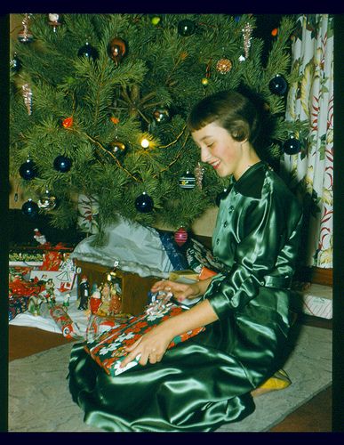 Vintage Holiday Photos, Kitchy Christmas Outfit, Vintage Christmas Aesthetic Photos, Christmas Fashion Aesthetic, Vintage Christmas Fashion, Christmas Retro Aesthetic, Christmas Party Photoshoot, Decorated Trees, Chirstmas Decor