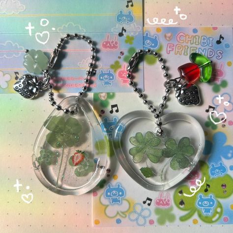 Four Leaf Clover Keychain, 4 Leaf Clover Craft, Four Clover Leaf, Different Types Of Beads, Clover Craft, Clover Keychain, Types Of Beads, Accessory Aesthetic, How To Make Clay