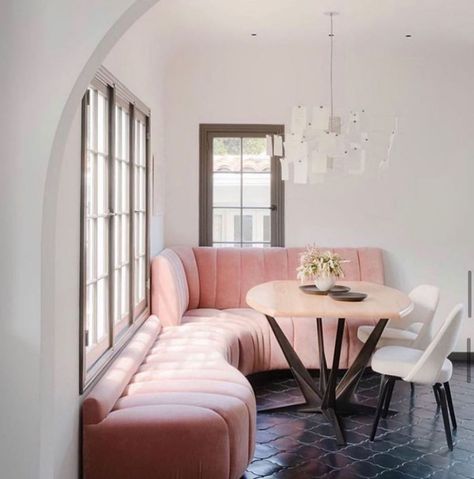 decorist on Instagram: “Pretty in pink 💗// @siolstudios” Low Banquette Seating, Coin Banquette, Modern Breakfast Nook, Minimalism Living, Banquette Design, Deco Studio, Colonial Style Homes, 카페 인테리어 디자인, Banquette Seating