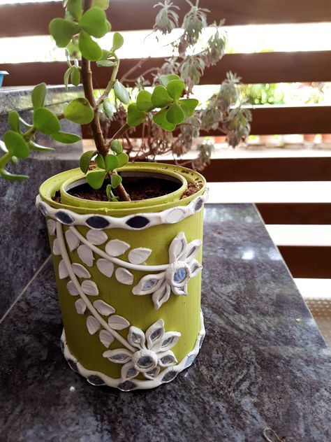 Clay and mirror art Lipan Art On Pot, Lippan Art On Pot, Paper Toilet Roll Crafts, Wallpaper Plants Aesthetic, Toilet Roll Crafts, Lippan Kaam, Lippon Art, Beautiful Planters, Aesthetic Crafts