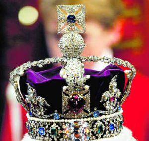 Koh-i-Noor | Kohinoor embedded in Queen of England's Crown Cullinan Diamond, St Edward's Crown, Imperial State Crown, British Crown Jewels, Royal Crown Jewels, Imperial Crown, Royal Crowns, Royal Tiaras, Elisabeth Ii