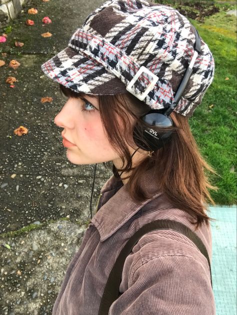 Paperboy Hat Outfit Women, Aesthetic Hats, Fall Aesthetic Outfit, Sick Clothes, Hat Aesthetic, Cabbie Hat, Hat Outfit, Outfits With Hats, Cute Hats