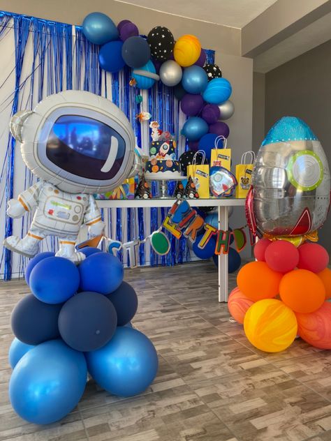 Balloon Space Theme, Space Rocket Birthday Party, Blastoff Birthday Party, Space Birthday Themes, Outer Space 3rd Birthday Party, Astronaut Theme Birthday Cake, Outer Space Theme Decorations, Rocket Bday Party, Planets Party Decorations