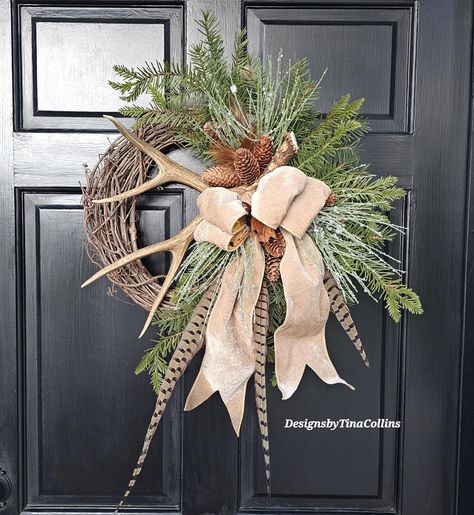 Antler Wreaths For Front Door, Bird Feather Wreath, Antler Wreaths, Antler Decoration Ideas, Antler Door Hanger, Antler Decorations, Hunting Wreath Ideas, Hunting Christmas Decor, Christmas Decor With Antlers