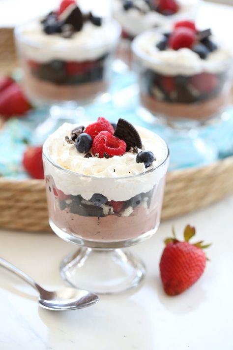 Fruit Parfait Cups, Fruit Parfait Recipes, Yogurt Parfait Cups, Flavored Yogurt, Biscotti Cheesecake, Fruit And Yogurt Parfait, Greek Yogurt Parfait, Health Zone, Granola Parfait