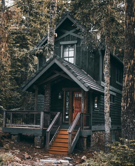 How cool is this cabin ?? 🤩🤩 By @bennett_young Follow us 👉 @thecabinland Use #thecabinland to get featured Tiny House Plans Small Cottages, Small Cottage Designs, A Cabin In The Woods, Ecological House, Wooden Cabin, Small Cottages, Best Tiny House, A Frame House, A Cabin