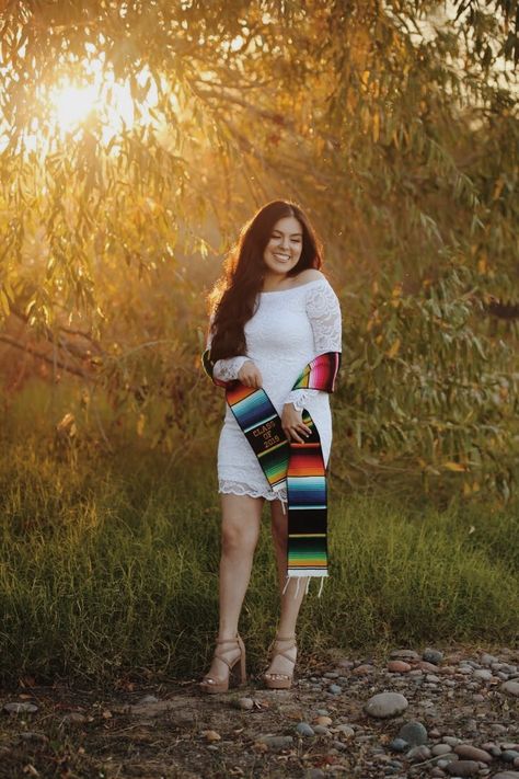 Graduation Picture Ideas Mexican, Mexican Graduation Photoshoot, Senior Pictures Mexican, Mexican Grad Pics, Hispanic Graduation Pictures, Latina Senior Pictures, Hs Graduation Pictures, Graduation Pictures Mexican, Senior Picture Ideas Mexican