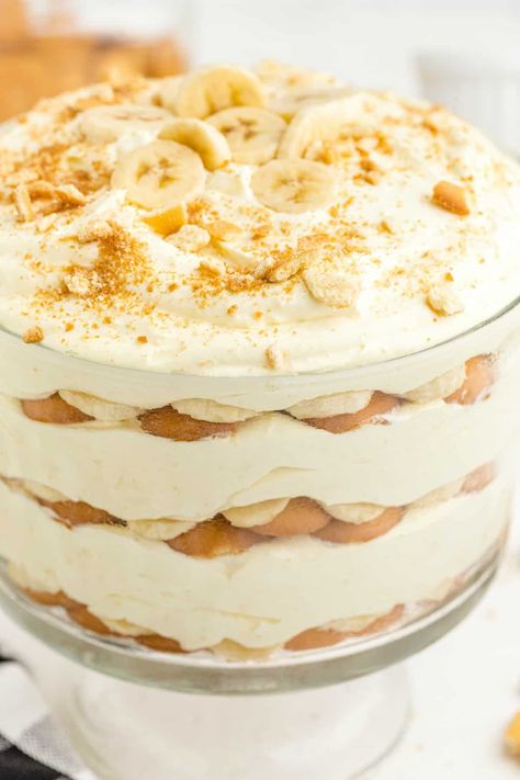 close up of banana pudding in a glass bowl Magnolia Bakery Banana Pudding, Banana Pudding Recipe, Princess Pinky Girl, Best Banana Pudding, Pinky Girl, Magnolia Bakery, Trifle Dish, Magnolias Bakery, Quick Easy Desserts