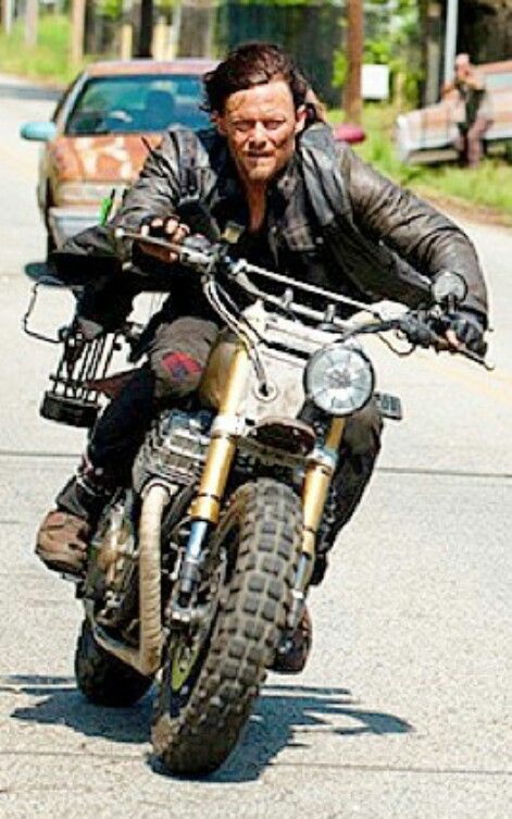 Daryl Motorcycle, Twd Pics, The Walking Dead Cast, Moto Cafe, Walking Dead Cast, The Walking Dead Tv, Cb 750, Bodyweight Workout Beginner, Daryl Dixon