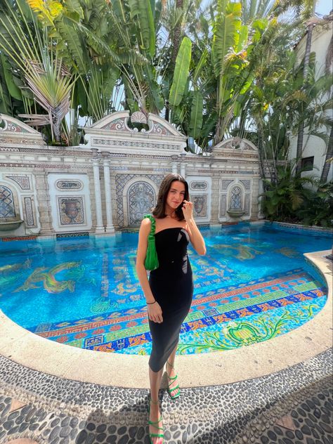 Versace Mansion Miami Outfits, Versace Restaurant Miami, Versace House Miami, Miami Influencers, Miami Instagram Spots, Versace Hotel Dubai, Versace Mansion, Miami Outfits, Florida Fashion