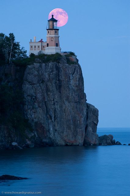 Lighthouse On A Cliff, Photographing The Moon, Split Rock Lighthouse, Lighthouses Photography, Silver Bay, Split Rock, Lighthouse Photos, Lighthouse Painting, Lighthouse Pictures