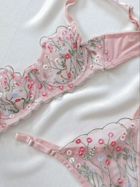 Lingerie Rosa, Flower Lingerie, Green Lingerie, Pretty Bras, Pin Up Outfits, Womens Lingerie, Lingerie Inspiration, Pink Lingerie, Cute Lingerie