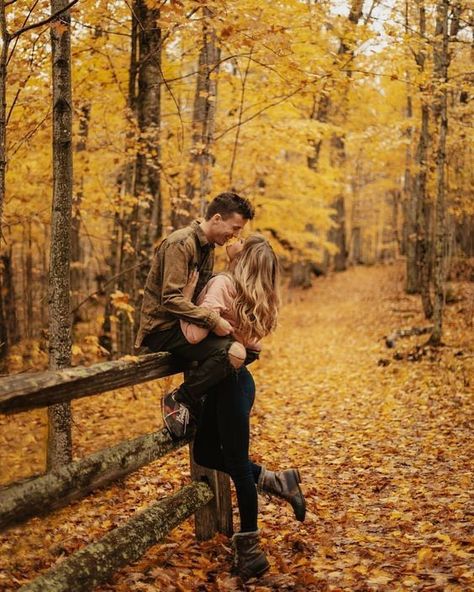 Fall Couple Pictures, Portret Feminin, Fall Couple Photos, Shooting Couple, Fall Photo Shoot Outfits, Fall Engagement Pictures, Fall Shoot, Engagement Photos Country, Engagement Pictures Poses