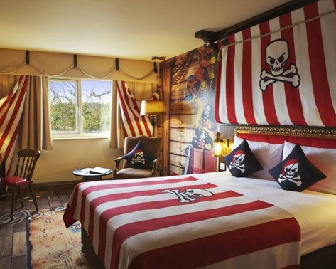 chambre magnifique pour garçon avec déco thème pirates Pirate Bedroom Ideas, Spooky Bedroom Decor, Pirate Bedroom Theme, Themed Hotel Rooms, Pirate Bedroom, Pirate Room, Cama Queen Size, Space Themed Bedroom, Fantasy Bedroom