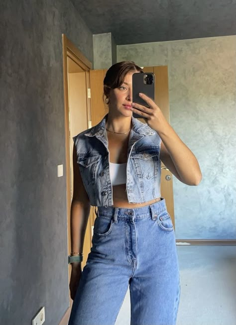 Vest Outfits Summer, Jean Vest Outfits Summer, Outfits Summer Black Women, Sleeveless Denim Jacket Outfit, Sleeveless Jacket Outfit, Demin Outfit, Vest Outfits Aesthetic, Jean Vest Outfits, Denim Vest Outfit