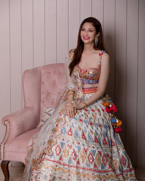 Soumya Tandon, Anita Bhabhi, Saumya Tandon, Celebrity Outfits, Beauty Women, Lehenga, Maxi Dress, Celebrities, Beauty