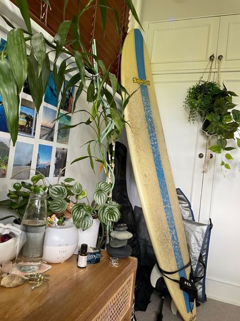 Surfy Bedrooms, Surfboard In Room, Surf Themed Bedroom, Hawaii Dorm Room, Surf Bedroom Ideas, Surfer Bedroom Aesthetic, Surfer Girl Room Aesthetic, Surf Aesthetic Bedroom, Beach Bedroom Aesthetic