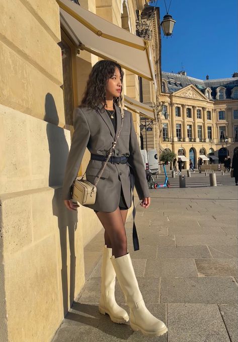 Fall outfit with oversize blazer and beige knee high boots from H&M. Picture taken in Paris on the Place Vendôme. This is an outfit inspiration for fall. Knee High Beige Boots Outfit, Beige Knee Boots Outfit, Beige High Boots Outfit, Knee High Boots Outfit Work, Cream Knee High Boots Outfit, Slouch Boots Outfit, Cream Knee High Boots, Outfit In Paris, Beige Knee High Boots