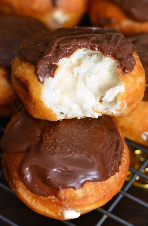 Bailey's Cheesecake Doughnuts. Easy doughnuts are filled with Bailey's cheesecake mixture and topped with Bailey's flavored milk chocolate ganache. #doughnuts #irishcream #baileys Easy Doughnuts, Bailey's Cheesecake, Boozy Food, Doughnuts Easy, Cheesecake Mixture, Doughnut Recipe Easy, Baileys Cheesecake, Homemade Donuts Recipe, Milk Chocolate Ganache