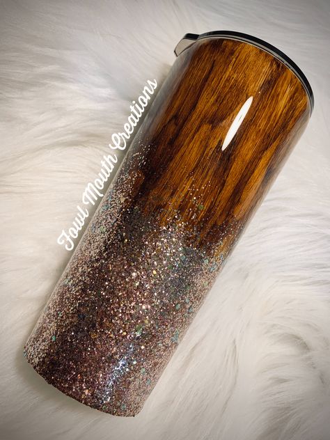 Wood Grain And Glitter Tumbler, Wood Tumbler Ideas, Woodgrain Tumbler Ideas, Wood Grain Tumbler Ideas, Hand Painted Tumblers, Painted Wood Grain, Wood Grain Tumbler, Tumblers Epoxy, Tumblers Ideas